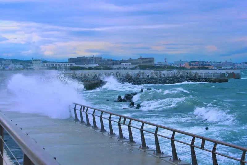 Powerful Typhoon Dujuan Brings Record Rain Threat, Landslide Warnings and Mass Evacuation Orders Near Tokyo