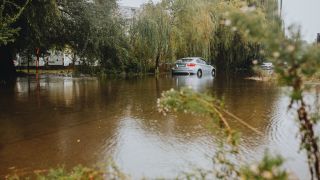 Heavy Rain Floods Istanbul, Closes Schools and Triggers Travel Restrictions Across the City