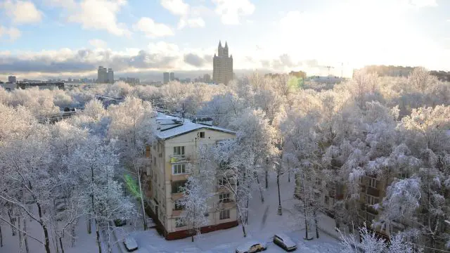 Record April Snowstorm Paralyzes Moscow