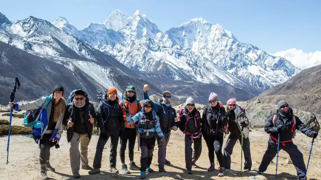 Heavy Snow Traps Hundreds Near Everest in Tibet